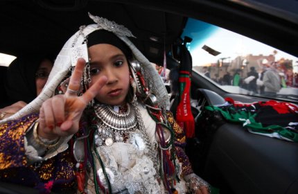 الليبيون اصطحبوا أطفالهم خلال الاحتفالات ورفعوهم عاليا