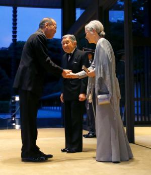 Philippine President Benigno Aquino (L) is welcomed&nbsp;&hellip;