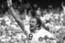 FILE -- In this Sept. 22, 1980, file photo, New York Cosmos' forward Giorgio Chinaglia gives the victorious No. 1 sign during the Soccer Bowl in Washington. Former Italy and Cosmos star Chinaglia died in his home in Florida, Sunday, April 1, 2012, his son Anthony Chinaglia said. (AP Photo/File)