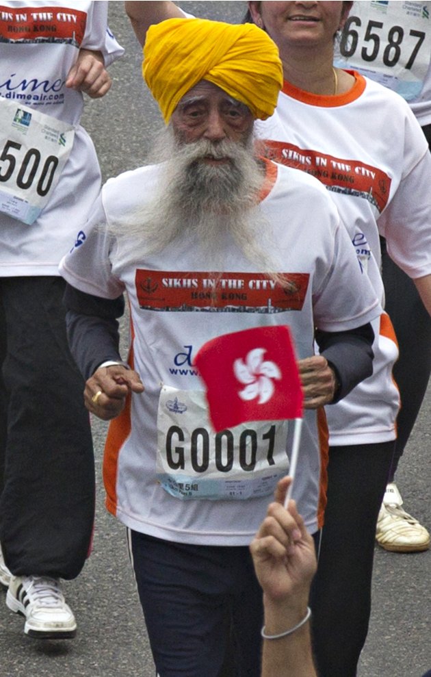 British Indian marathon runner Fauja Singh runs in the 10-km race of the Hong Kong marathon