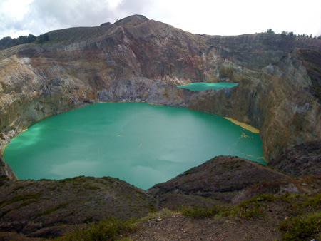 Hồ đổi màu tại Indonesia 7_040733