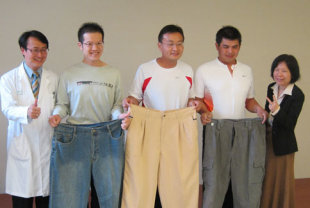 楊先生（左二）參加營養課程後，透過飲食結構調整和運動，12周內腰圍縮減23公分，成效頗佳。（圖片提供／中國附醫）
