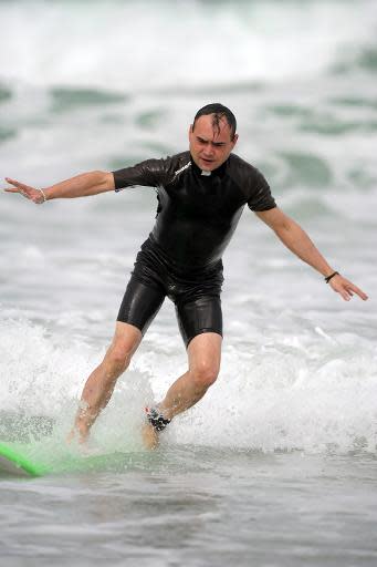 Sur la côte basque, un sacerdoce sur une planche de surf ! 25618ba948cfccc0ded11290a91471fc5e04508a