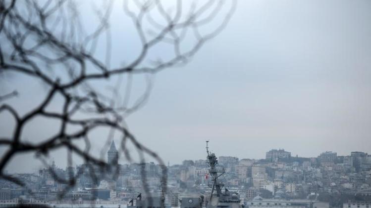 O USS Truxtun destruidor passa o Estreito de Bósforo em seu caminho para o Mar Negro em 7 de marco de 2014 em Istambul
