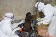 Enfermeira (E) e médico cuidam de paciente diagnosticado com o vírus Ebola, em setembro de 2007, no Congo