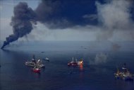 Vista de uno de los incendios provocados en el Golfo de México, Luisiana, a consecuencia del vertido registrado en 2010 en una plataforma petrolífera de BP. EFE/Archivo