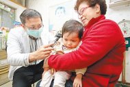 　▲美國爆發嚴重流感，官員呼籲民眾施打疫苗來預防。圖為台灣民眾帶著小寶貝，到小兒科診所就診的情形。（張鎧乙攝）