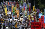 Más de 100.000 manifestantes antinucleares marcharon el lunes por el centro de Tokio para hacer oír su oposición a la energía atómica, aumentando la presión sobre el ya amenazado primer ministro Yoshihiko Noda. En la imagen, manifestantes durante una protesta antinuclear para pedir que se paren las operaciones nucleares en Japón, en Tokio, el 16 de julio de 2012. REUTERS/Kim Kyung-Hoon
