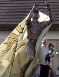 Con su hija en brazos, el dominicano Albert Pujols devela una estatua de sí mismo, el miércoles 2 de noviembre del 2011. Con Pujols y Prince Fielder como las ofertas principales, se ha abierto el mercado de agentes libres en las Grandes Ligas (AP Foto/Jeff Roberson).