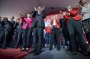 El actual canciller federal de Austria, el socialdemócrata Werner Faymann (c), del Partido Socialdemócrata (SPÖ), aplaude junto a sus simpatizantes durante un acto de campaña electoral de su partido en Viena (Austria) este viernes. EFE