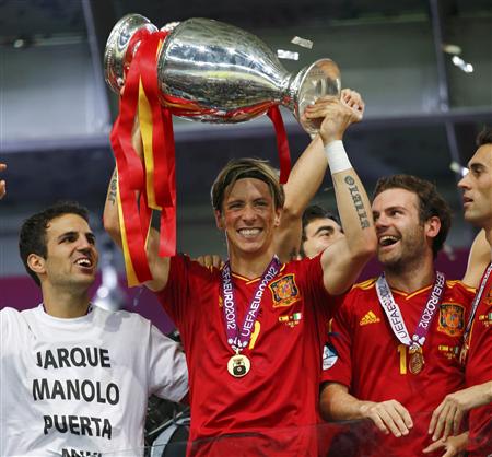 Kegembiraan Fernando Torres 2012-07-01T213618Z_1_AMAE8601O0J00_RTROPTP_2_OESTP-EUROCOPA-FINAL