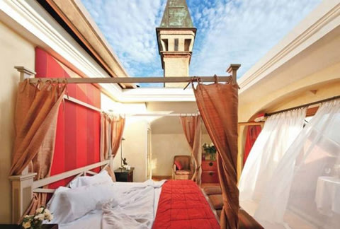 Căn phòng trong gói trăng mật của khách sạn Albereta của Italy với nóc nhà di động, khiến khách có thể thoải mái trò chuyện và ngắm trăng sao.