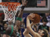 Dirk Nowitzki, jugador alemán de los Mavericks de Dallas, prepara un tiro frente a Jermaine O'Neal, de los Celtics de Boston, en la primera mitad del juego del lunes 20 de febrero del 2012, en Dallas. (Foto AP/Tim Sharp)