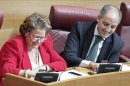 Los diputados populares, Rita Barberá, y Francisco Camps, votan desde su escaño, durante un pleno de Les Corts Valencianes. EFE/Archivo