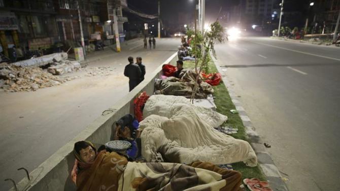 NS111. Kathmandu (Nepal), 24/04/2015.- People sleep outside on a street a in Kathmandu, Nepal, 25 April 2015 following a massive earthquake. Hundreds of people died and many more were feared trapped in rubble on 25 April 2015 after a magnitude-7.9 earthquake devastated Nepal's capital and triggered a deadly avalanche on Mount Everest. (Terremoto/sismo) EFE/EPA/NARENDRA SHRESTHA