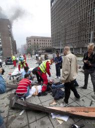 People are treated at the scene after an explosion in Oslo, Norway, Friday July 22, 2011. A loud explosion shattered windows Friday at the government headquarters in Oslo which includes the prime minister's office, injuring several people. Prime Minister Jens Stoltenberg is safe, government spokeswoman Camilla Ryste told The Associated Press. (AP PHOTO / Holm Morten, Scanpix) NORWAY OUT
