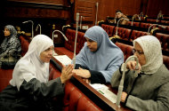 Azza el-Gharf, del Partido Libertad y Justicia de la Hermandad Musulmana, segunda desde la izquierda, conversa con otras integrantes de la asamblea constituyente durante la votacion del proyecto de una nueva constitución para Egipto, en El Cairo, el jueves 29 de noviembre de 2012. (Foto AP/Mohammed Asad)