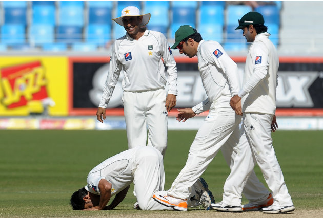 Pakistan's cricketer Abdul Rehman (L) pr