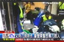 父持刀挾持子　警聲東擊西奪刀救人