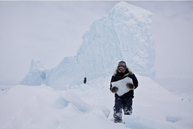 14 صورة رائعة تفوز في مسابقة ناشونال جيوغرافيك للتصوير في 2012 Iceberg-Hunters-jpg_175241