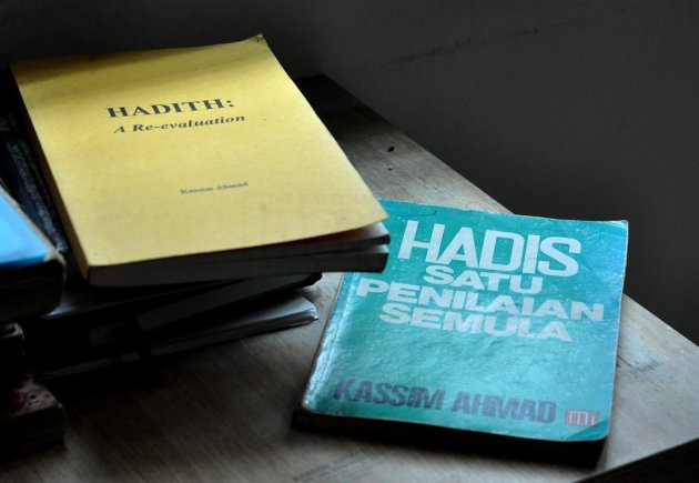 Buku tulisan Dr Kassim Ahmad berjudul Hadis Satu Penilaian Semula dan terjemahannya Hadith: A Re-evaluation, yang diharamka n di Malaysia. 