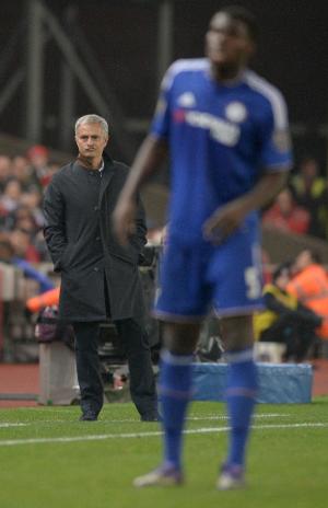 Chelsea manager Jose Mourinho (L) watches his players&nbsp;&hellip;