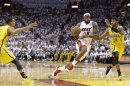 LeBron James (6) del Heat de Miami penetra a la canasta ante la marca de Paul George (24) de los Pacers de Indiana en el séptimo partido de la final de la Conferencia del Este de la NBA el lunes 3 de junio de 2013. (AP Foto/Lynne Sladky)