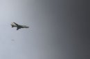 Un avión de combate Sukhoi-22 de las fuerzas aéreas sirias lanza una bomba sobre la ciudad de Maraat Al Numan el sábado