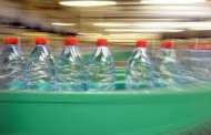 Garrafas d'água em uma linha de produção da companhia Nestlé Waters em Vittel, França