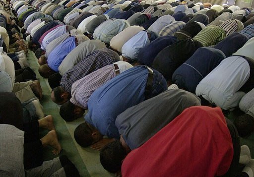Hundreds of Muslim faithful pray at a mosque in Toronto | View photo - Yahoo! News