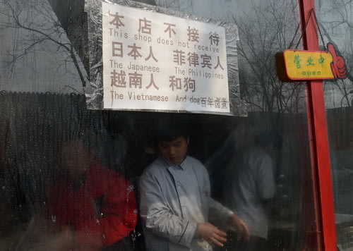 Nhà hàng ở Bắc Kinh gỡ tấm bảng kỳ thị chủng tộc