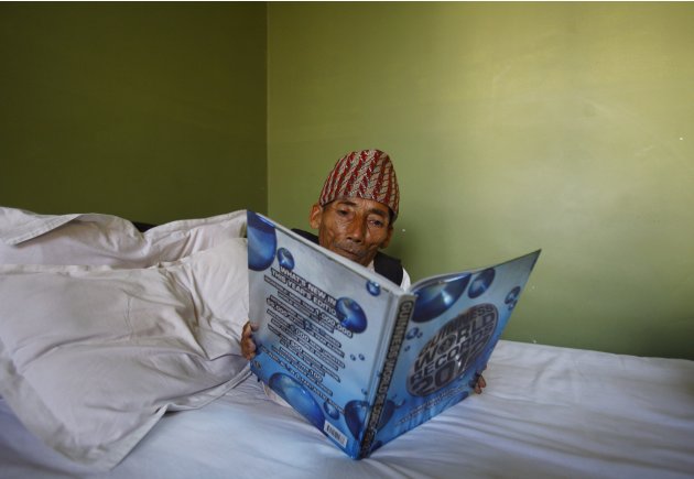 صور من حياة أقصر رجل في العالم سبعيني من النيبال الجزء الثانى 2012-02-26T052935Z_1434074935_GM1E82Q11L401_RTRMADP_3_NEPAL