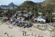 La Cruz Roja filipina estimó que más de 1.000 personas habían muerto en la ciudad costera de Tacloban y al menos 200 en la provincia de Samar tras el paso por el país de uno de los tifones más intensos que jamás hayan tocado tierra. En la imagen, vista aérea de una zona dañada por el tifón, donde los residentes piden ayuda en la isla de Panay el 9 de noviembre de 2013. REUTERS/Leo Solinap