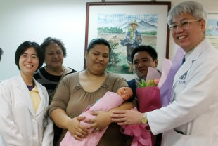 患有高血壓的邱女士（中）懷孕時血壓狂飆，所幸經黃元德醫師（右一）啟動跨科醫療照護，才讓她終於生下女嬰。（圖片提供／台中醫醫院）