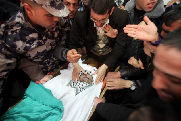  الاف الفلسطينيين يشيعون اسيرا توفي في سجن اسرائيلي 000-Nic6192543-jpg_151440