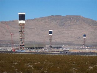 Google的Ivanpah太陽能發電廠3座電塔。（圖：WIKI）