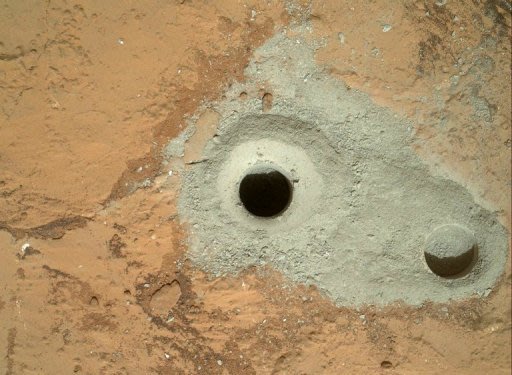 كوريوسيتي يلتقط اول عينة من داخل صخرة على سطح المريخ Photo_1361439741853-1-0