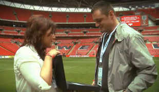 Fan nữ cầu hôn bạn trai trên sân Wembley