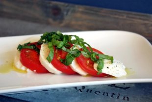 سلطة الطماطم بجبنة الموزاريلا ... المطبخ الايطالي Tomato-Mozarella-jpg_014159