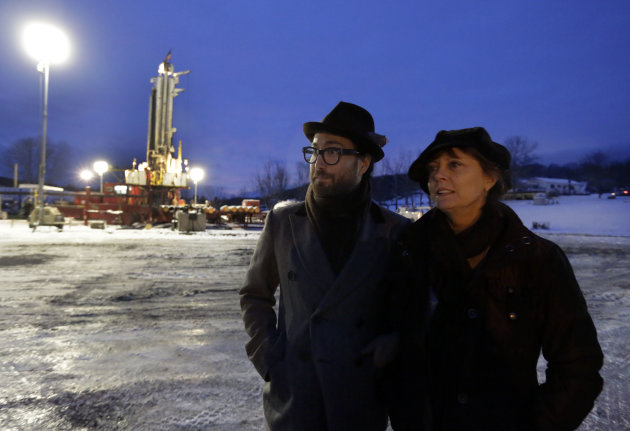 <p>               FILE - In this Jan. 17, 2013 file photo, Sean Lennon and actress Susan Sarandon visit a fracking site in New Milford, Pa. As thousands around the country mobilize for and against hydraulic fracturing, industry and some environmental groups in Illinois have come together to draft regulations both sides could live with. Some hope that cooperative approach could be a model for other states. (AP Photo/Richard Drew, File)