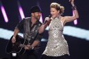 FILE - In this June 16, 2009 file photo, Jennifer Nettles, right, and Kristian Bush of the band 