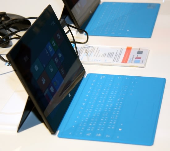 Surface RT與Surface Pro兩款皆導入整合式支架，且皆可搭配鍵盤保護蓋使用