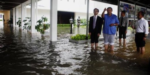 Presiden SBY pun gulung celana kena banjir di Istana