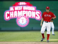 El segunda base de los Rangers de Texas Ian Kinsler (5) observa un lanzamiento contra los Rays de Tampa Bay en la octava entrada del primer partido de la primera ronda de playoffs en la Liga Americana, el viernes 30 de septiembre de 2011, en Arlington, Texas. (Foto AP/LM Otero)