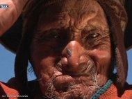 اضطرت كاميرات وكالات الأنباء للصعود إلى قمم جبال الإنديز في بوليفيا لتصوير المعمر الأول رقم واحد في العالم، عمره الآن 123 عاما. وإيمارا لايزال نشيطا جدا مقارنة بسنه.