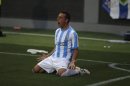 Santi Cazorla, do Málaga, comemora após seu colega de time marcar gol contra o Sporting de Gijon durante campeonato espanhol no estádio de La Rosaleda, em Málaga, sul da Espanha