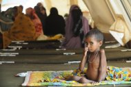 Un niño malí víctima de la malnutrición descansa en una tienda del campamento de M'bere, cerca de Bassiknou, en el surpeste de Mauritania, el 2 de mayo.