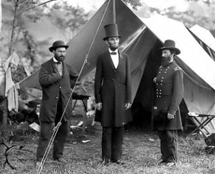 Lincoln y Pinkerton (Wikimedia Commons)