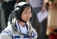 Liu Yang, la primera astronauta china, durante la ceremonia de lanzamiento, este sábado en el desierto de Gobi, noroeste de China. La misión Shenzhou ("Navío divino") IX, de una duración de 13 días, implicará un acoplamiento manual al módulo Tiangong-1 ("Palacio celeste") ya en órbita. Se inscribe en el marco de un programa tendente a dotar a China de una estación espacial permanente hacia el año 2020. (AFP | str)