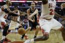 Manu Ginóbili (20) de los Spurs de San Antonio pasa el balón en medio de jugadores de los Bulls de Chicago el martes 11 de marzo de 2014. (AP Foto/Andrew A. Nelles)